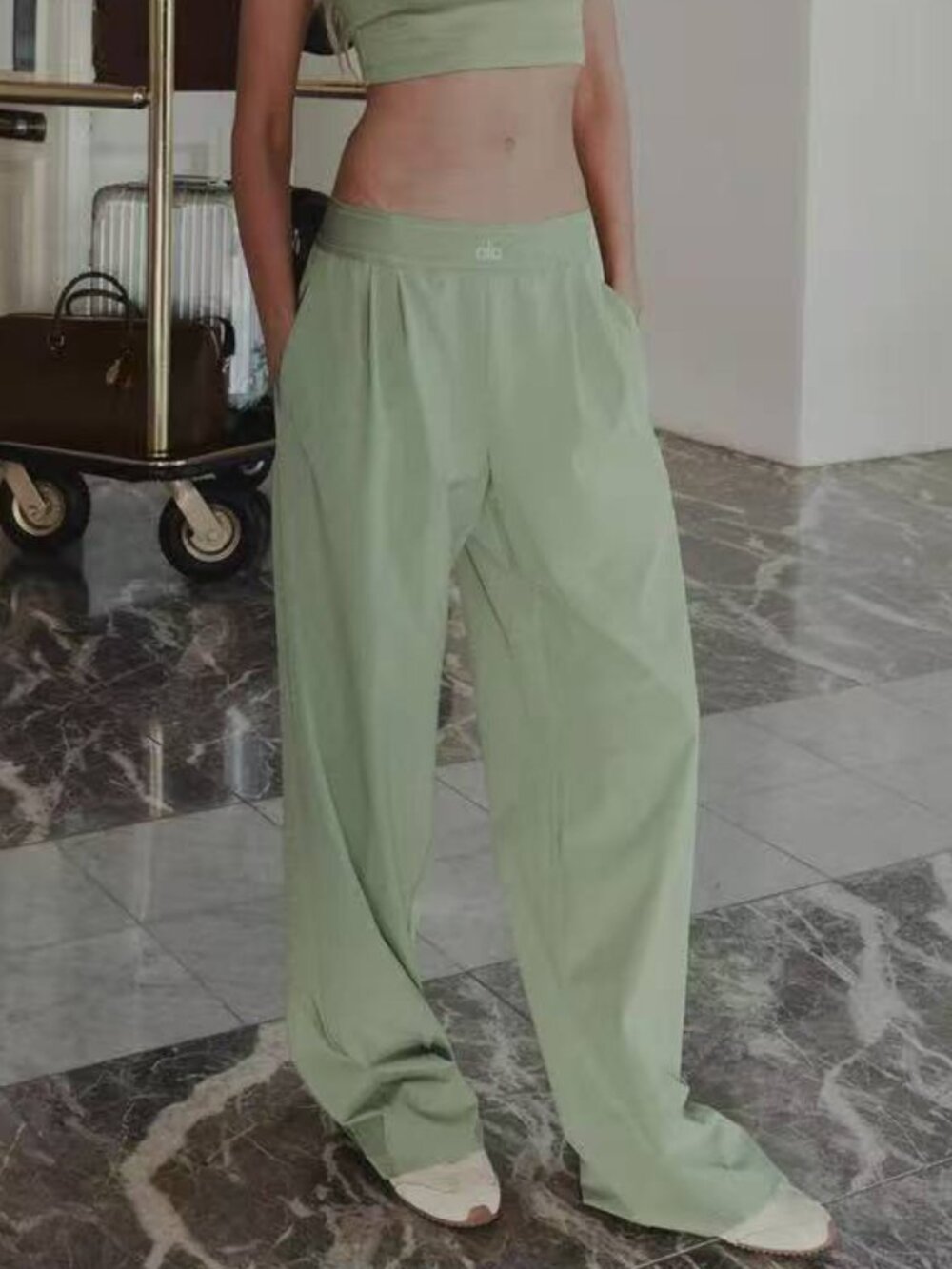 NWT ALO Yoga Suit Up Trouser Dune Grass Green 💚💛 Lightweight / Office / Travel